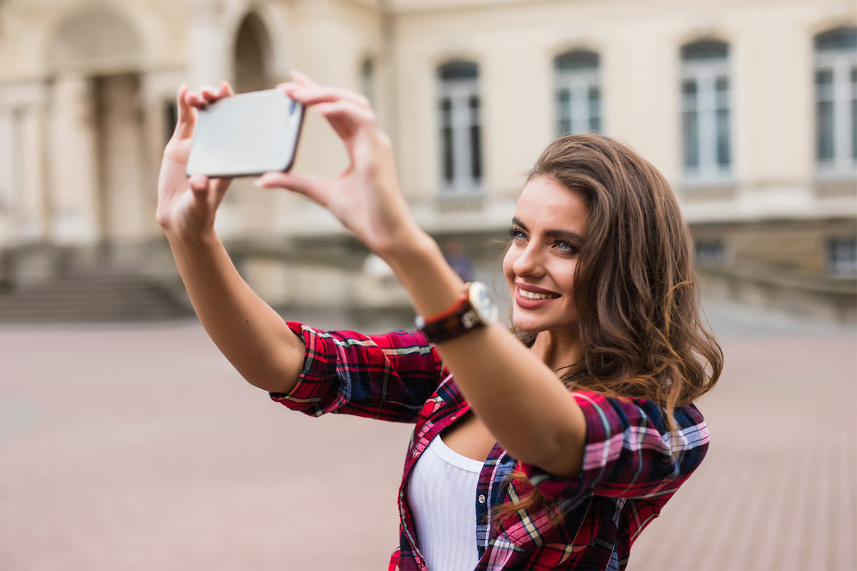 Is it Instagram-worthy? Fashion sales and social media